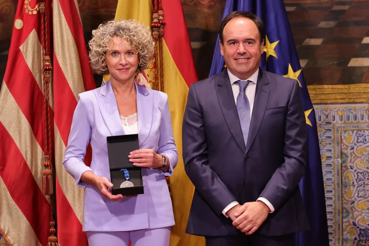 Distinciones de la Generalitat 2026: todos los premiados del 9 de Octubre 14 Galardonada con su distinción durante la ceremonia