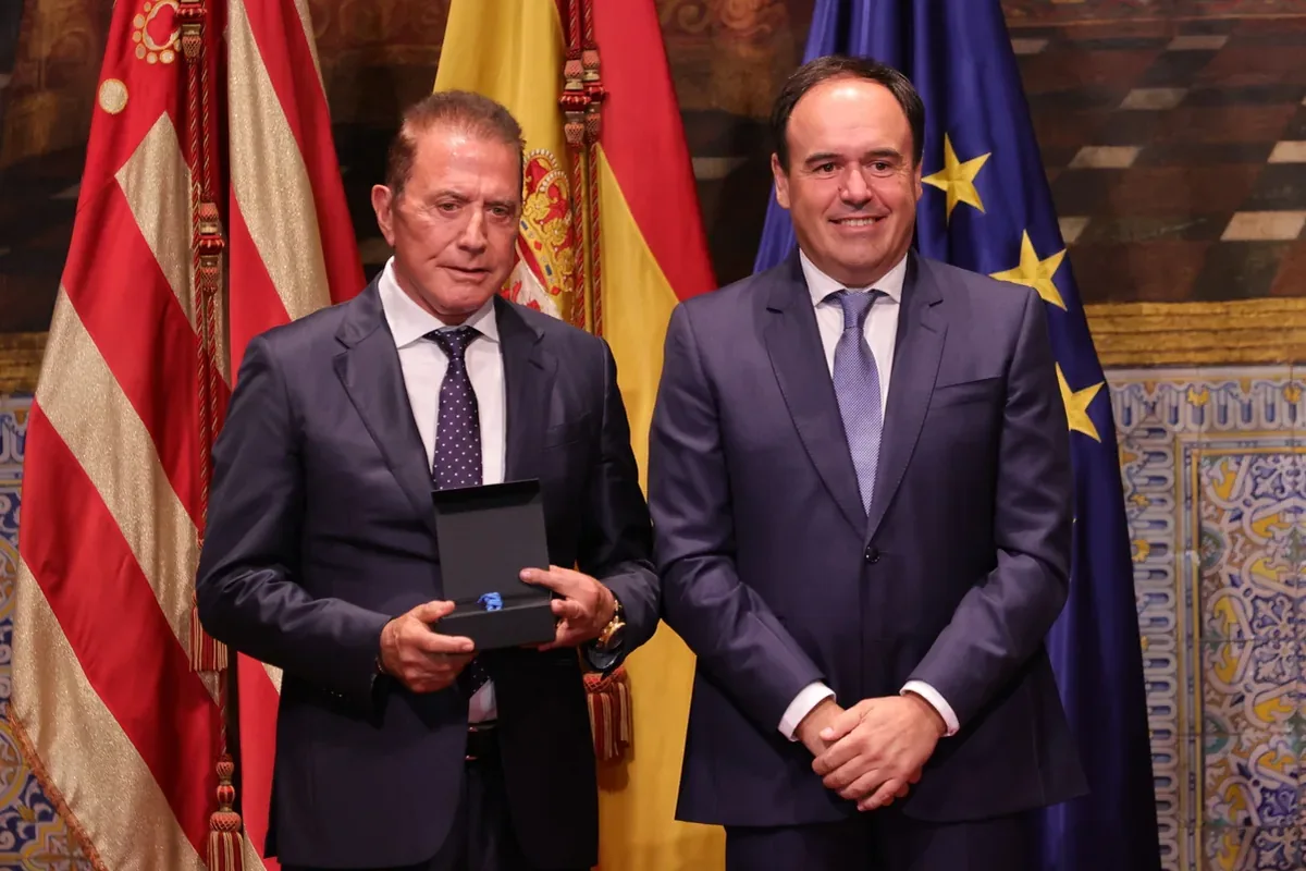 Distinciones de la Generalitat 2026: todos los premiados del 9 de Octubre 15 Premiado mostrando una condecoración en el acto de la Generalitat