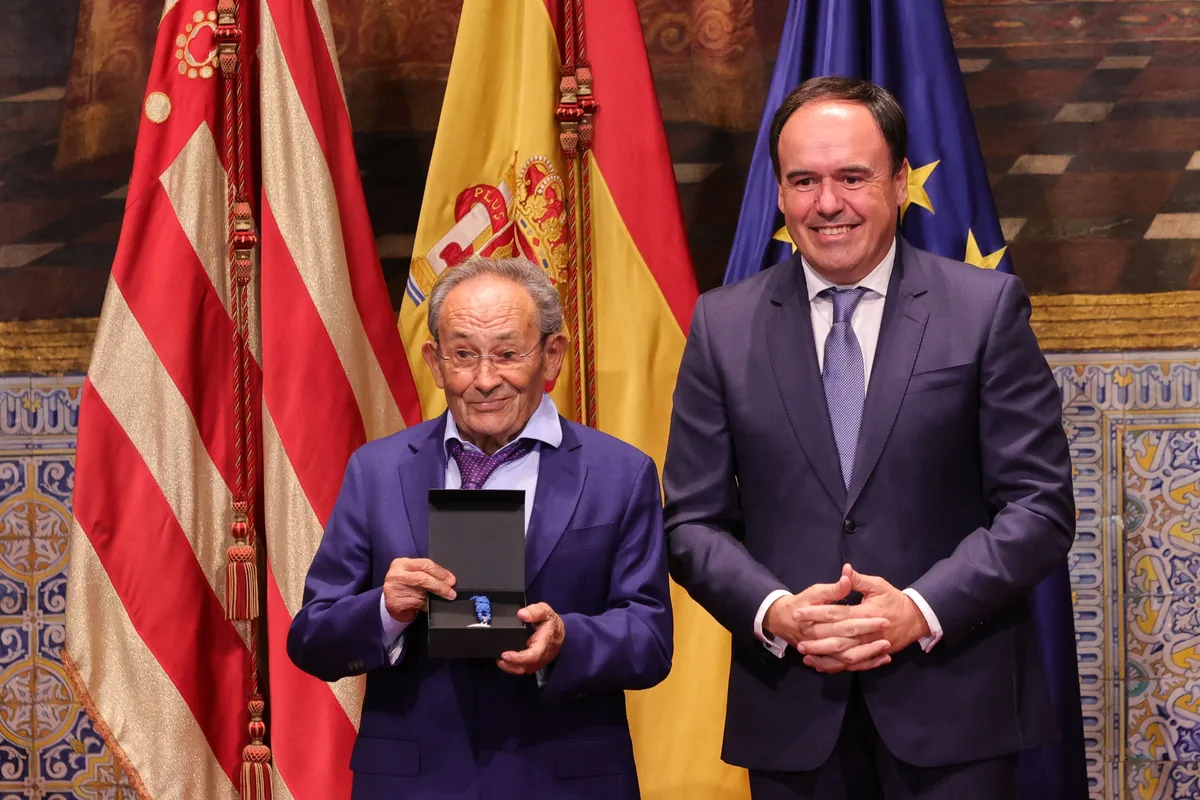 Distinciones de la Generalitat 2026: todos los premiados del 9 de Octubre 16 Un galardonado sostiene la distinción recibida en el Palau de la Generalitat