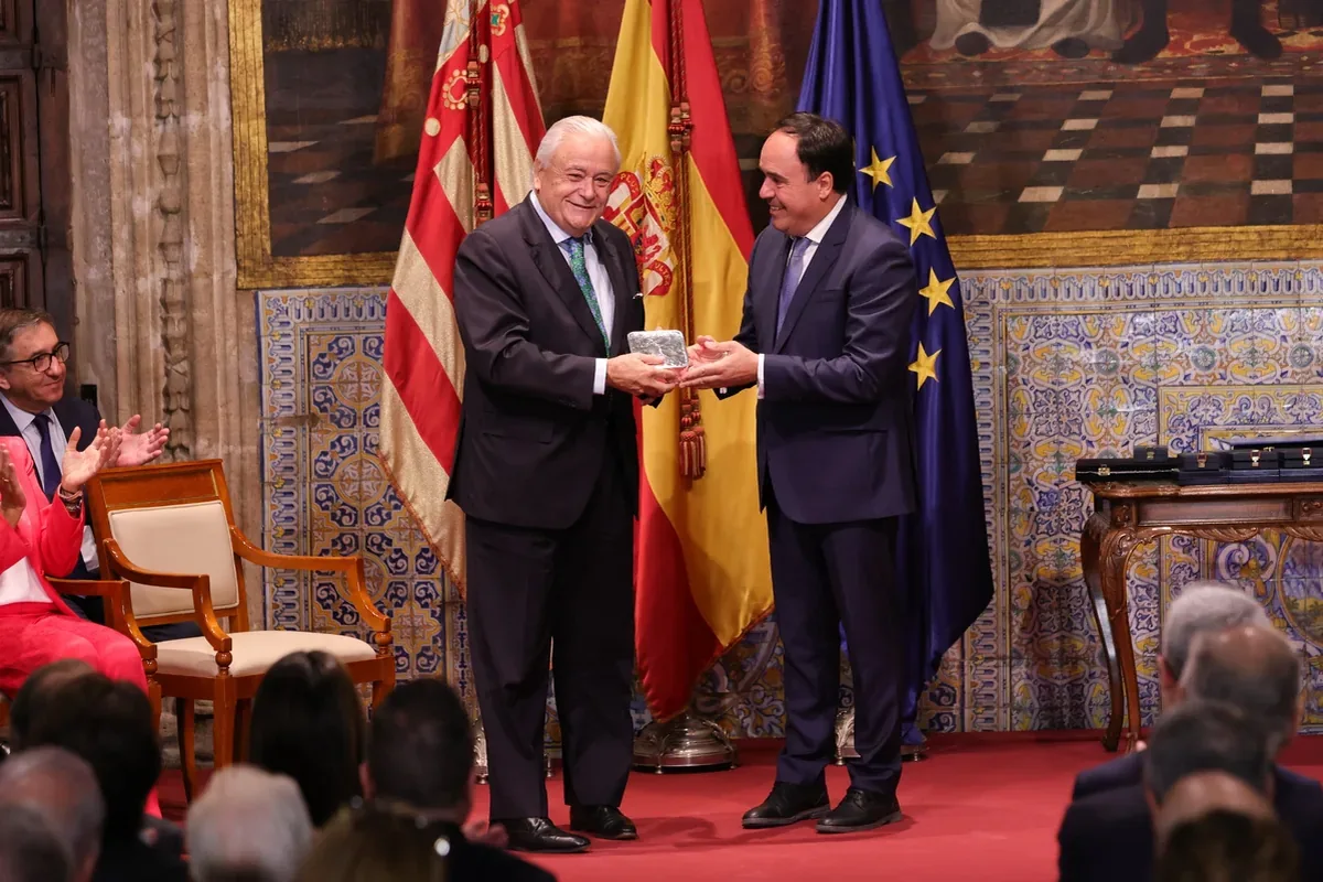 Distinciones de la Generalitat 2026: todos los premiados del 9 de Octubre 17 Entrega de una distinción ante el público asistente