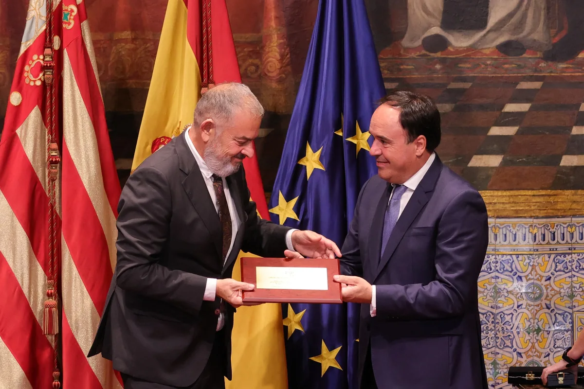 Distinciones de la Generalitat 2026: todos los premiados del 9 de Octubre 21 Galardonado con el reconocimiento enmarcado en el Palau de la Generalitat