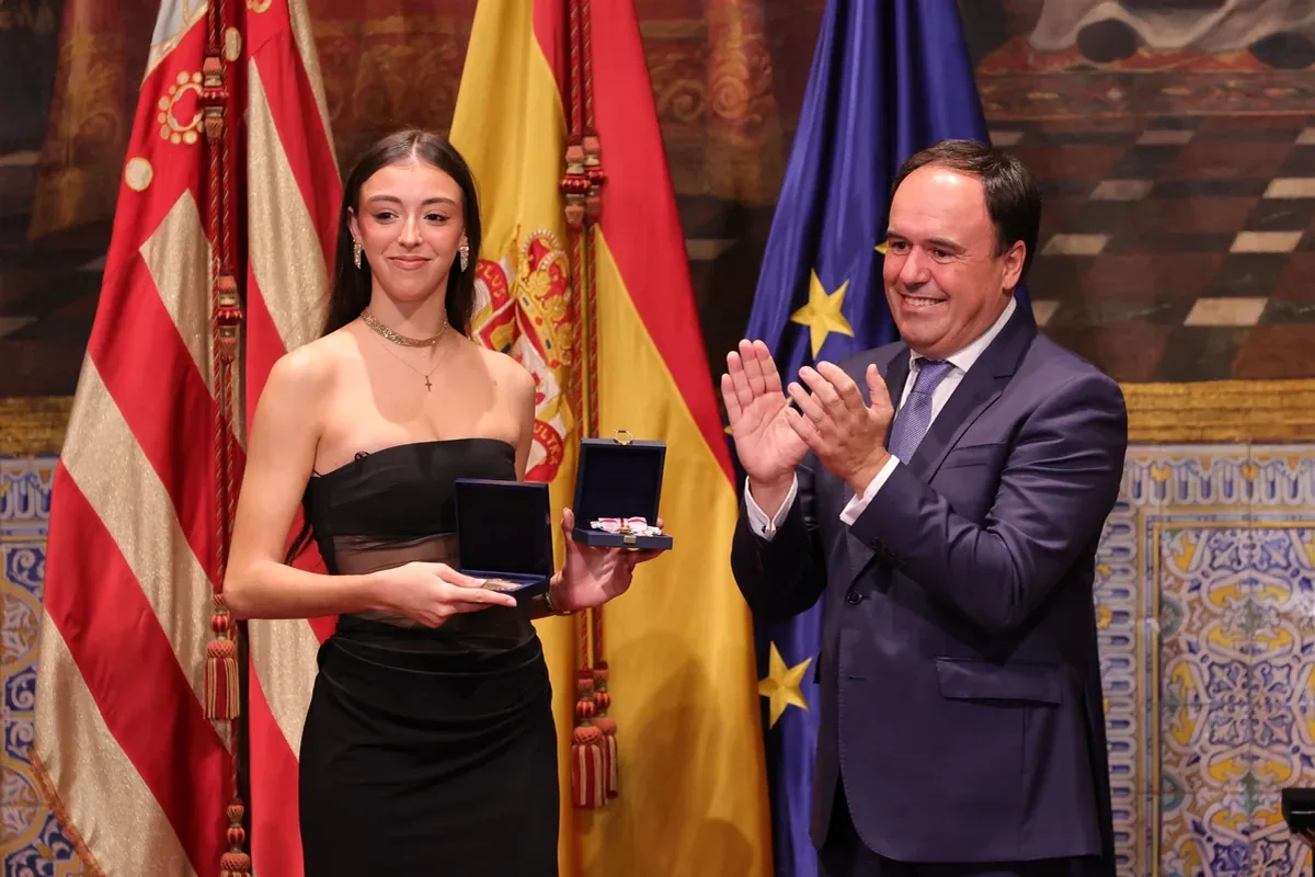 Distinciones de la Generalitat 2026: todos los premiados del 9 de Octubre 22 Galardonada mostrando dos reconocimientos durante la ceremonia