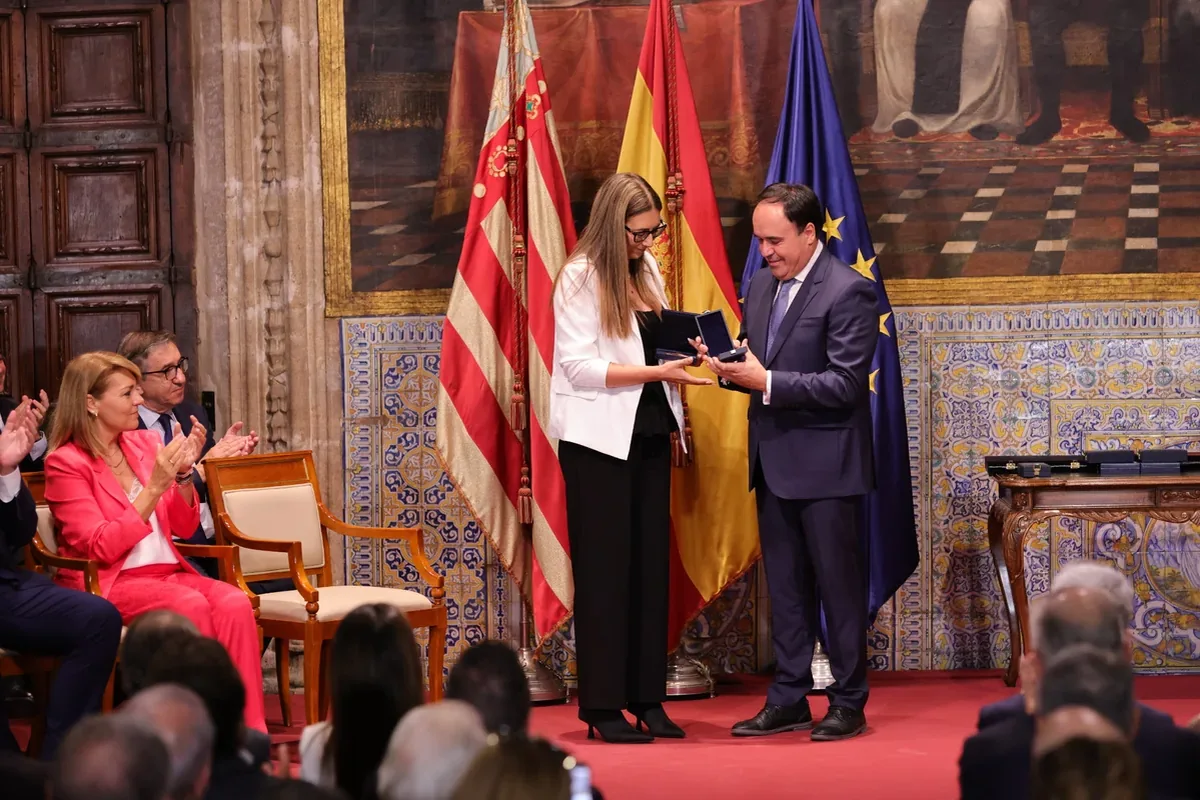 Distinciones de la Generalitat 2026: todos los premiados del 9 de Octubre 23 Entrega de una condecoración con los asistentes al acto