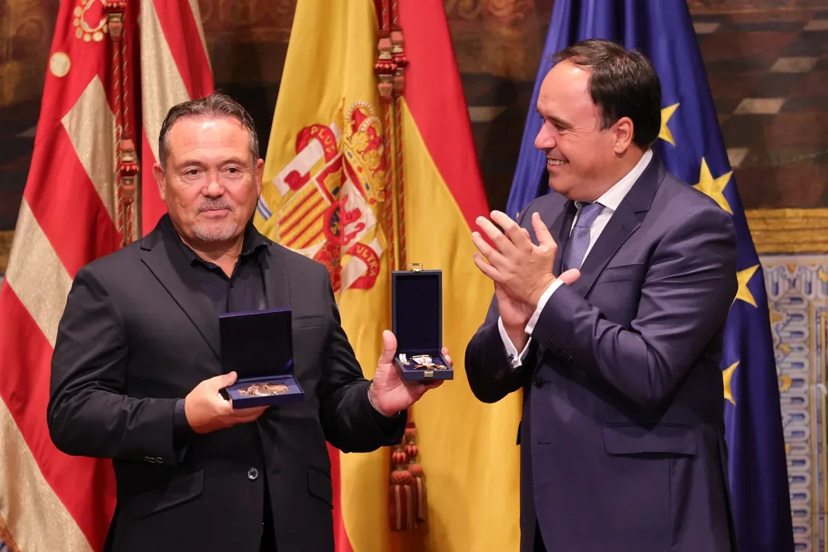 Distinciones de la Generalitat 2026: todos los premiados del 9 de Octubre 24 Galardonado mostrando los reconocimientos de la Generalitat