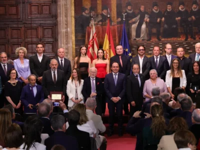 Foto de grup de les persones i entitats guardonades el 9 d’Octubre de 2026 al Palau de la Generalitat