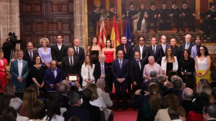 Foto de grup de les persones i entitats guardonades el 9 d’Octubre de 2026 al Palau de la Generalitat