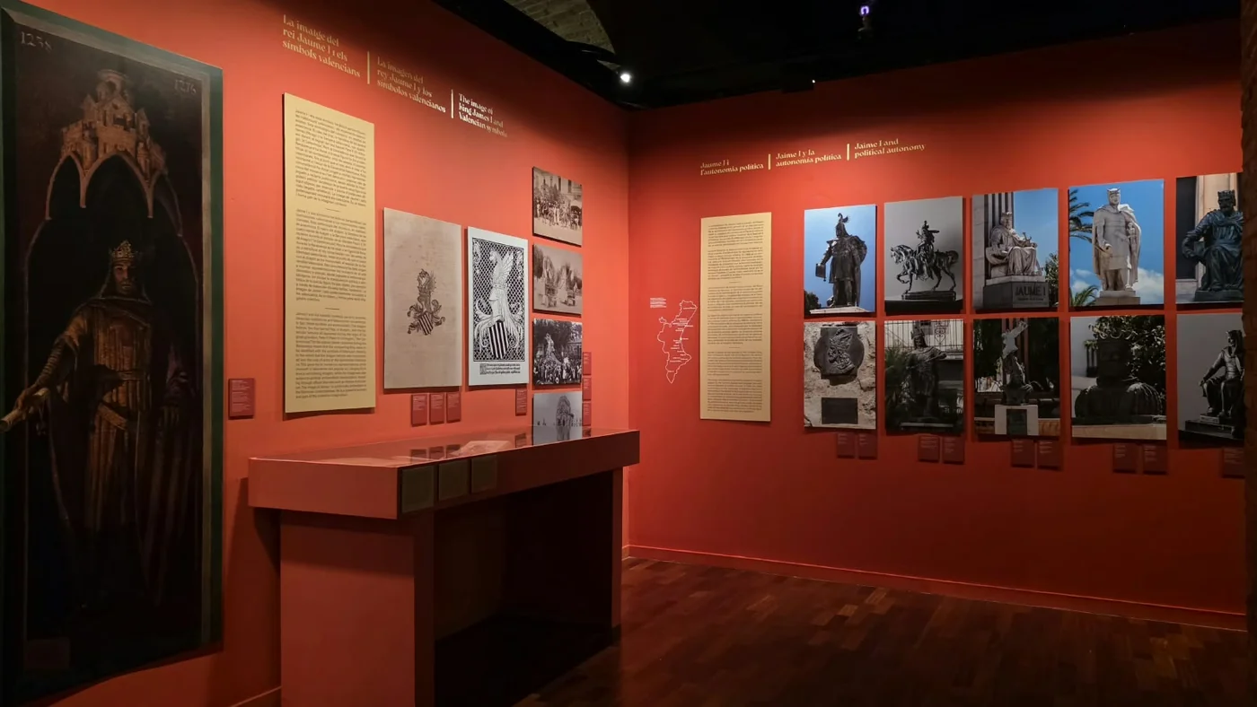 La imatge de Jaume I, del segle XIII a Playmobil: exposició a València fins a febrer 3 Sala del recorregut amb representacions escultòriques de Jaume I