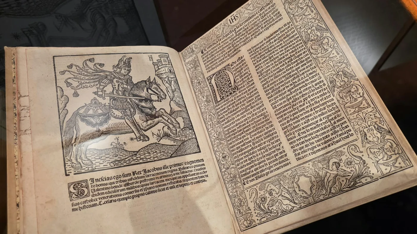 La imatge de Jaume I, del segle XIII a Playmobil: exposició a València fins a febrer 4 Llibre antic il·lustrat exposat en la mostra dedicada a Jaume I
