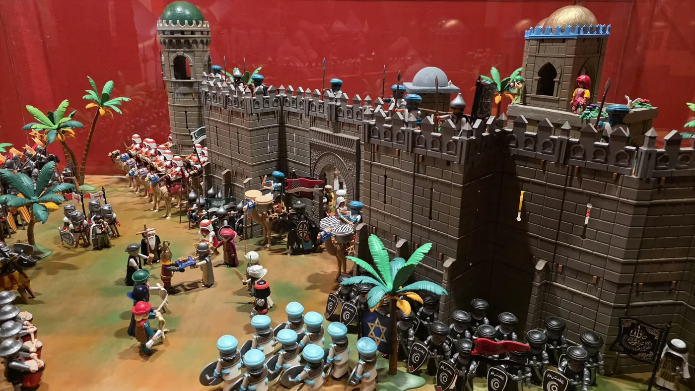 La imatge de Jaume I, del segle XIII a Playmobil: exposició a València fins a febrer 5 Diorama medieval amb figures de Playmobil que forma part de l’exposició