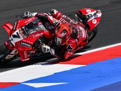 Iker Lecuona pilotant una moto de WorldSBK.