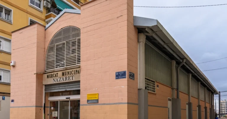 El Mercado de Nazaret prepara la renovación de la cubierta y las instalaciones