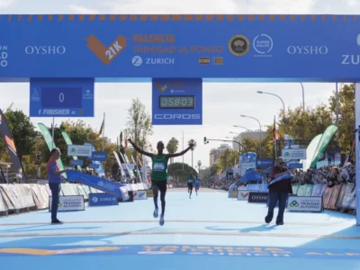 Rodrigue Kwizera arriba vencedor a la meta de la Mitja Marató de València 2026 amb rècord d’Espanya