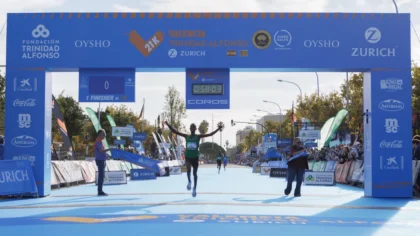 Rodrigue Kwizera arriba vencedor a la meta de la Mitja Marató de València 2026 amb rècord d’Espanya