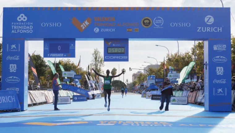 Rodrigue Kwizera arriba vencedor a la meta de la Mitja Marató de València 2026 amb rècord d’Espanya