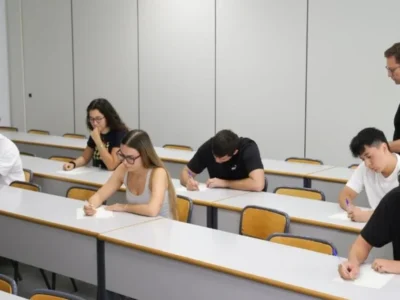 Estudiants en una aula durant una prova universitària relacionada amb les notes de tall 2026-2027