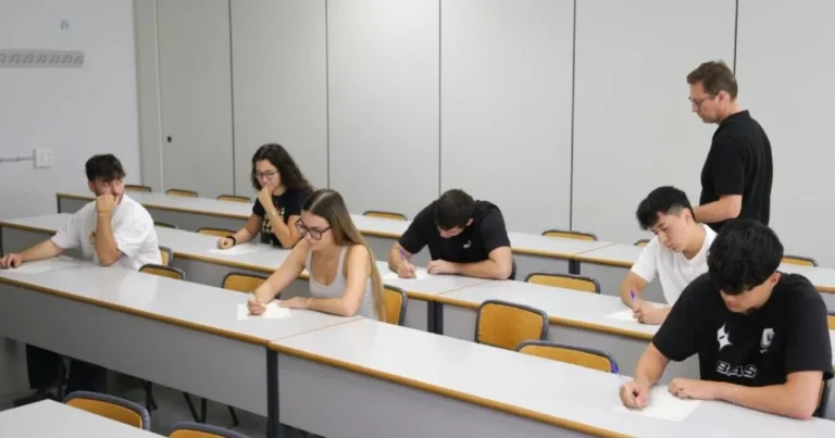 Notes de tall 2026-2027: Aeronàutica tanca en 13,378 i Física-Matemàtiques baixa 0,695 punts