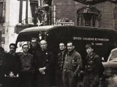 Norman Bethune i el seu equip davant del Palau de Dos Aigües durant la Guerra Civil.