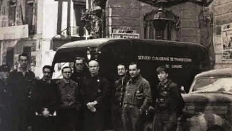 Norman Bethune i el seu equip davant del Palau de Dos Aigües durant la Guerra Civil.
