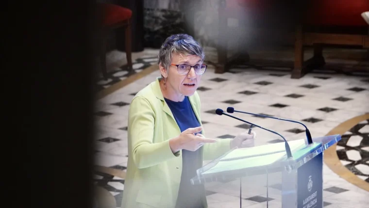 Papi Robles intervé davant els mitjans en representació de Compromís per València