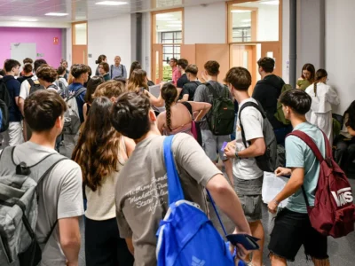 Estudiants reunits en un edifici universitari durant les PAU de 2026, imatge d’arxiu