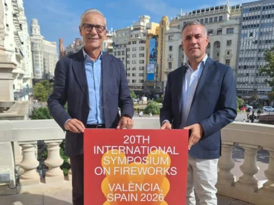 Presentació del XX International Symposium on Fireworks a València, amb el cartell oficial del congrés de pirotècnia.