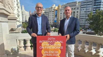 Presentació del XX International Symposium on Fireworks a València, amb el cartell oficial del congrés de pirotècnia.