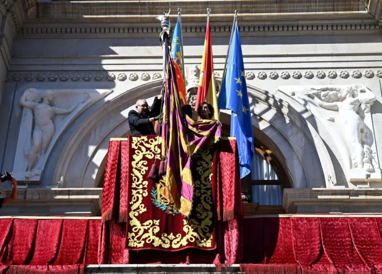 La Procesión Cívica del 9 de Octubre recupera la espada de Jaume I después de 50 años