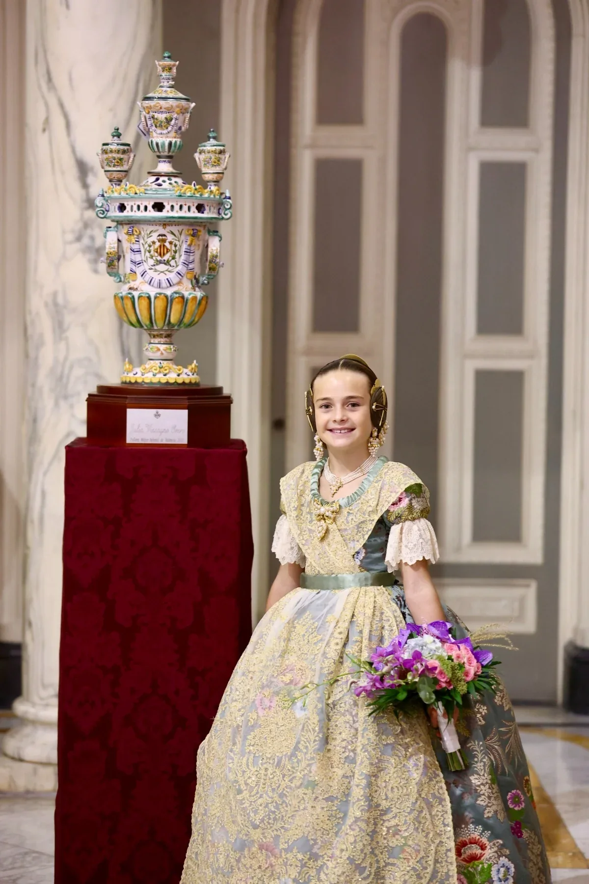 Julia Vizcayno i Beatriz Blanco, proclamades falleres majors de València 2027 5 La fallera major infantil amb un dels alfabeguers entregats al Saló de Cristall