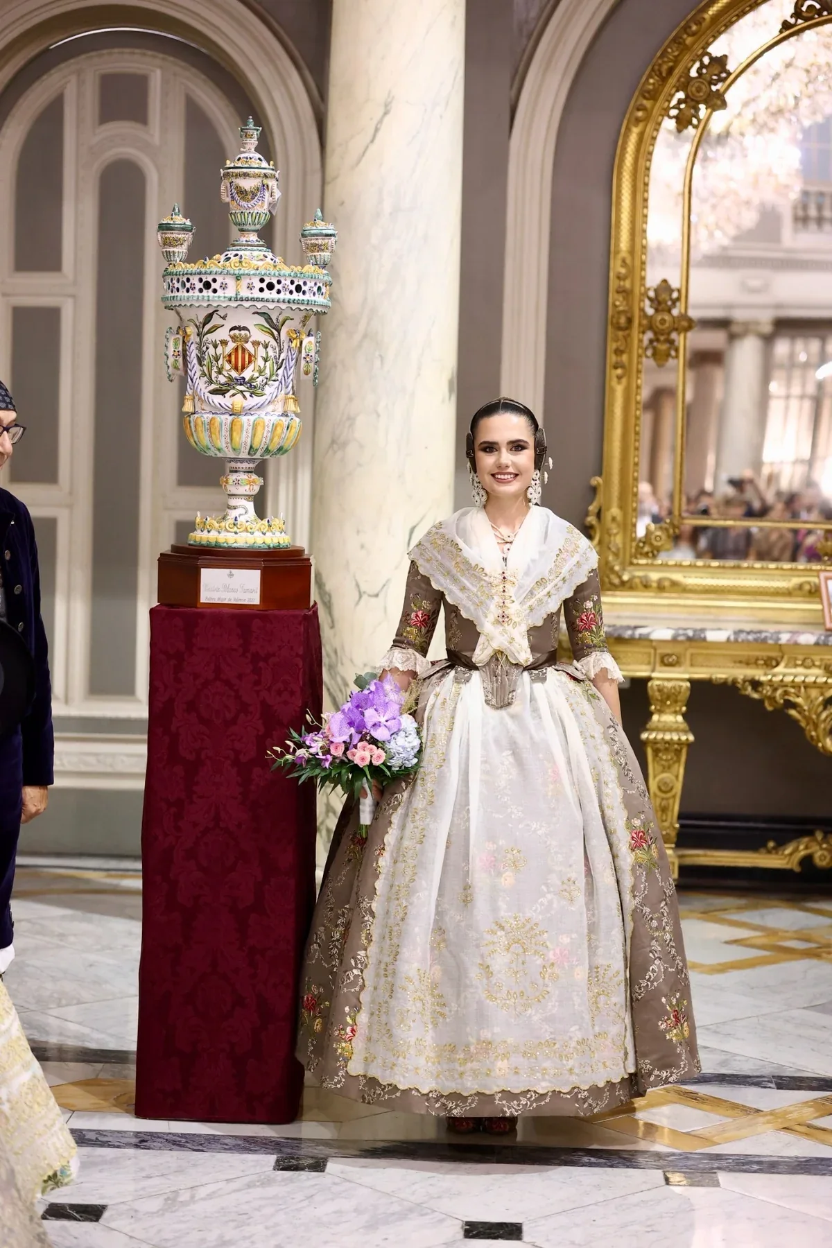 Julia Vizcayno i Beatriz Blanco, proclamades falleres majors de València 2027 6 La fallera major amb un dels alfabeguers de l’acte institucional