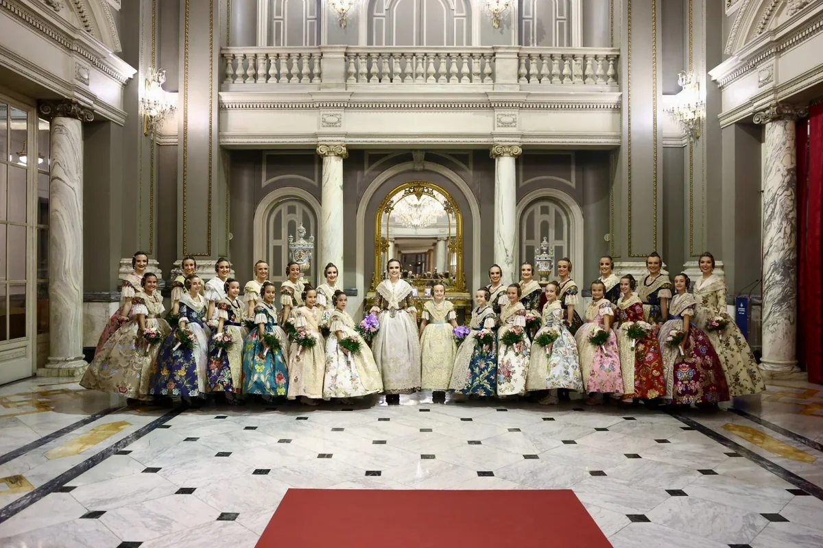 Julia Vizcayno i Beatriz Blanco, proclamades falleres majors de València 2027 7 Les falleres majors de València 2027 i les seues corts d’honor al Saló de Cristall