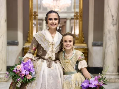 Beatriz Blanco i Julia Vizcayno vestides de falleres després de la proclamació, al Saló de Cristall de l’Ajuntament de València
