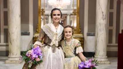 Beatriz Blanco i Julia Vizcayno vestides de falleres després de la proclamació, al Saló de Cristall de l’Ajuntament de València