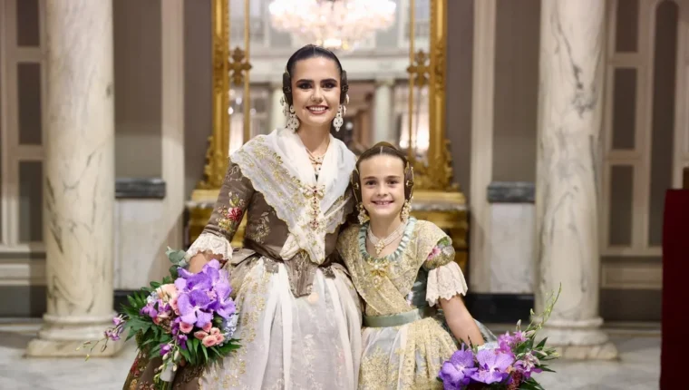 Beatriz Blanco i Julia Vizcayno vestides de falleres després de la proclamació, al Saló de Cristall de l’Ajuntament de València