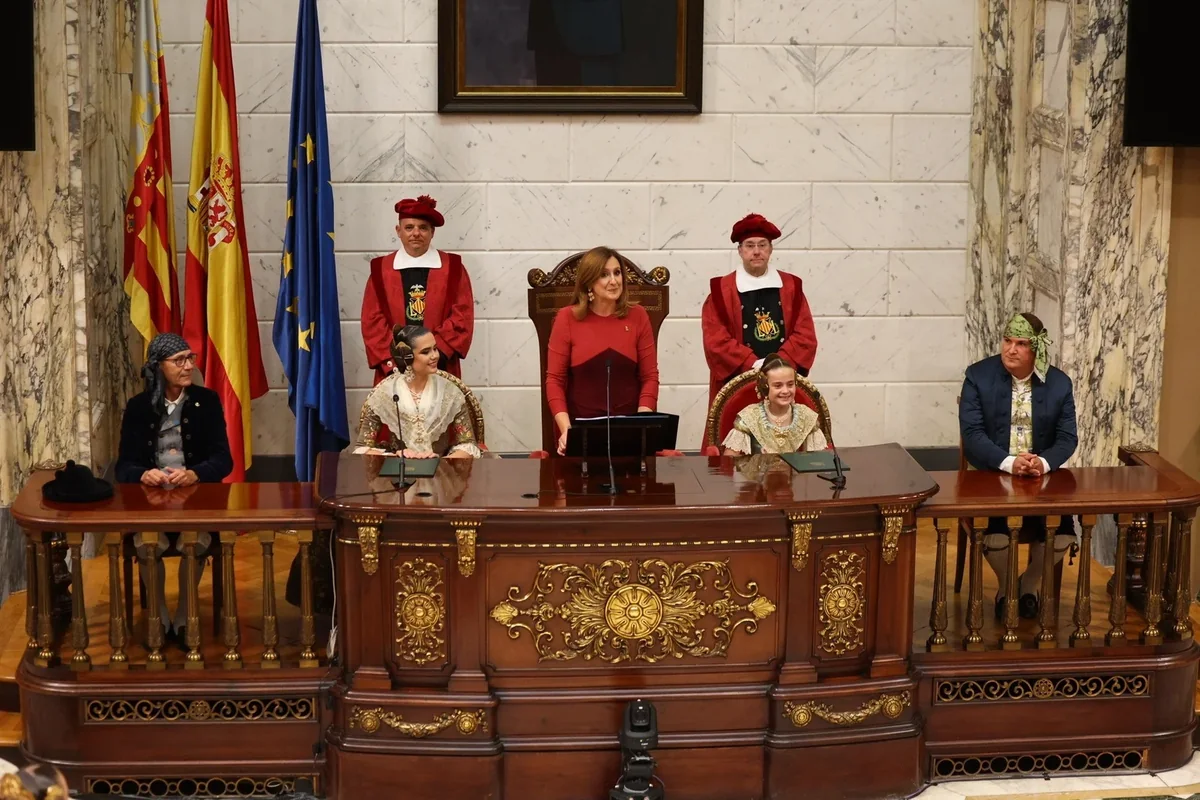 Julia Vizcayno i Beatriz Blanco, proclamades falleres majors de València 2027 2 Vista general de l’acte de proclamació de les falleres majors de València 2027 a l’Hemicicle