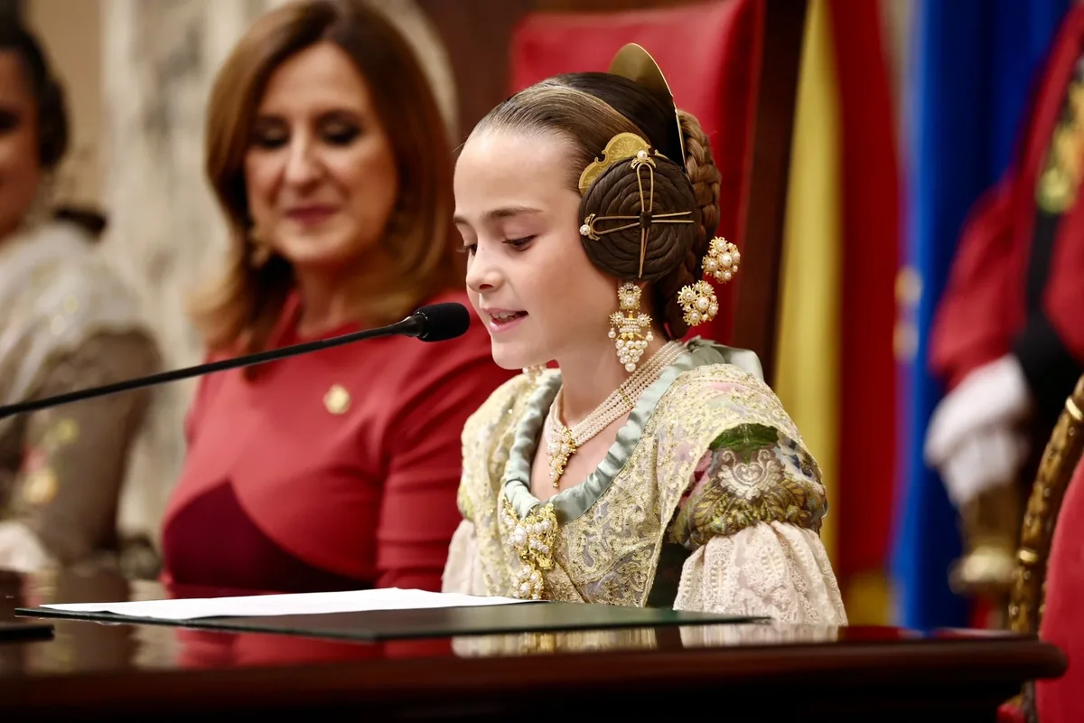 Julia Vizcayno i Beatriz Blanco, proclamades falleres majors de València 2027 3 Intervenció de la fallera major infantil durant la proclamació a l’Hemicicle