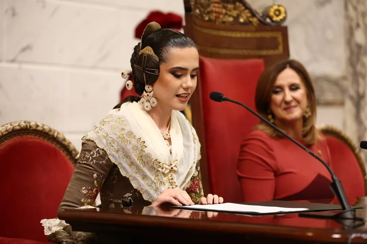 Julia Vizcayno i Beatriz Blanco, proclamades falleres majors de València 2027 4 Intervenció de la fallera major durant la proclamació a l’Hemicicle