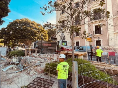 Treballs d’enderrocament de l’antic quiosc del Parterre de València, amb operaris i enderrocs