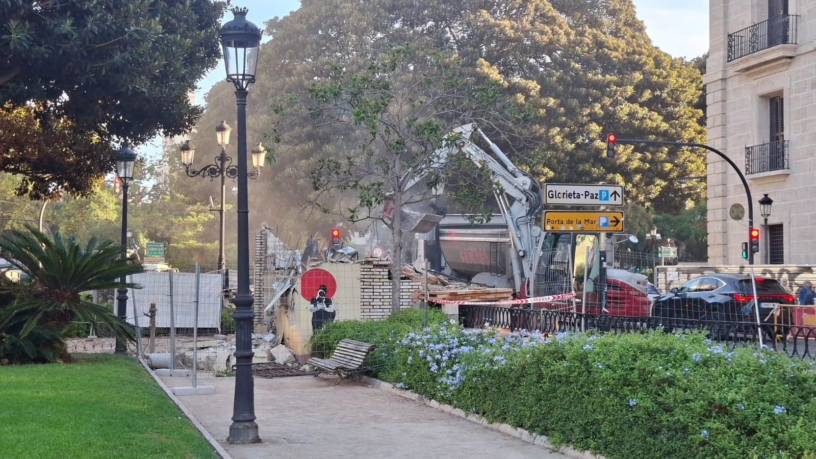 El quiosc del Parterre desapareix de València després de més d'una dècada tancat 2 Imatge 2 dels treballs d’enderrocament del quiosc del Parterre a València