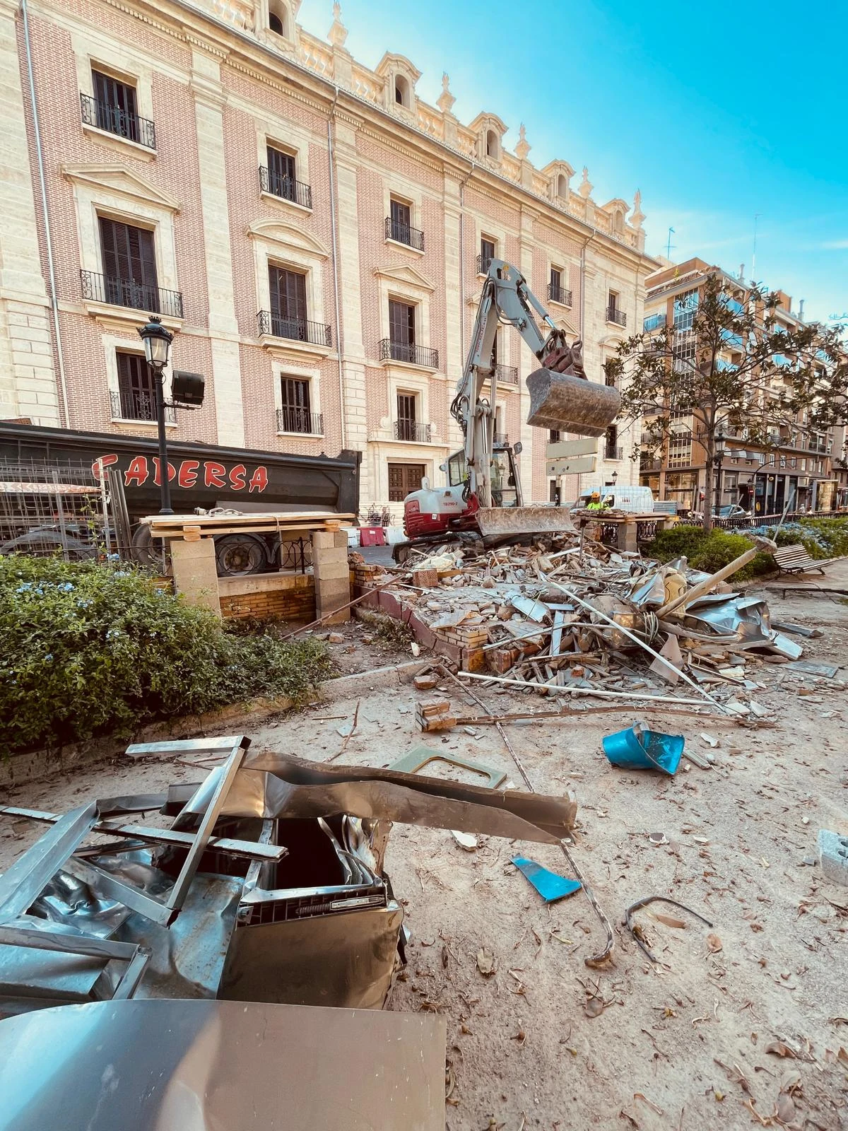 El quiosc del Parterre desapareix de València després de més d'una dècada tancat 4 Imatge 4 dels treballs d’enderrocament del quiosc del Parterre a València