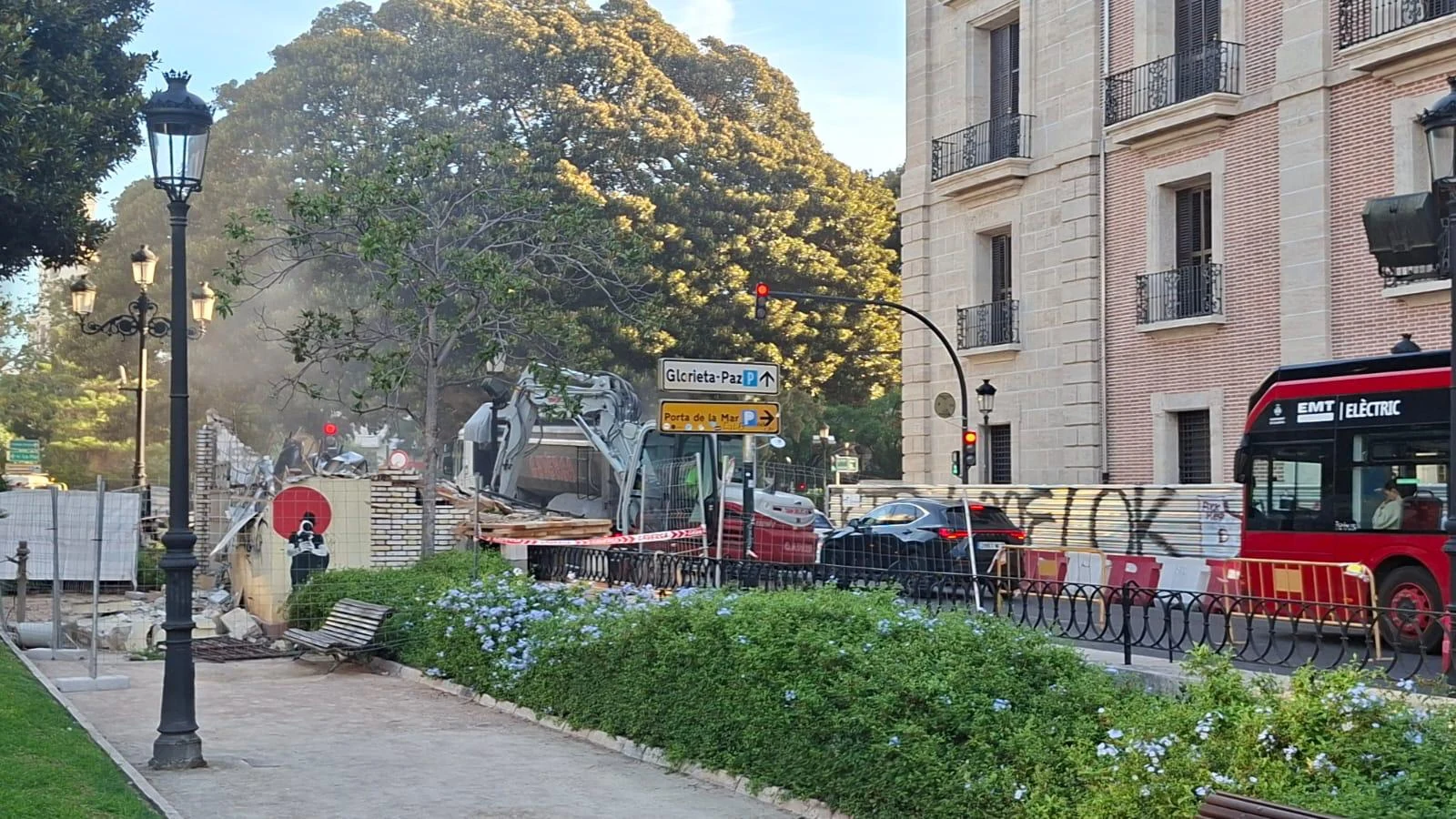 El quiosc del Parterre desapareix de València després de més d'una dècada tancat 5 Imatge 5 dels treballs d’enderrocament del quiosc del Parterre a València