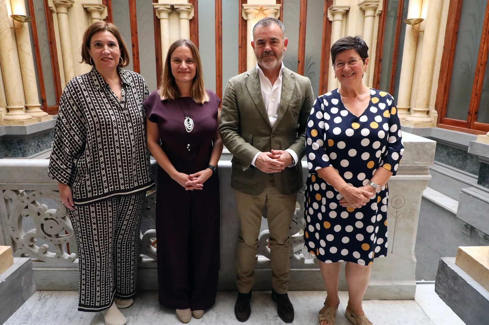 M. Àngels Francés impulsa una nova etapa en l'AVL amb el valencià i la IA com a prioritats 3 Reunió de José Díez amb M. Àngels Francés i representants de l’AVL el 7 d’octubre de 2026