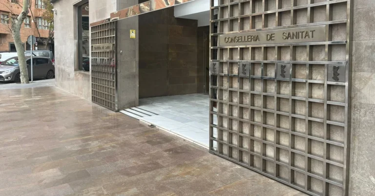 Sanitat reprograma operacions, consultes i proves per l’alerta roja