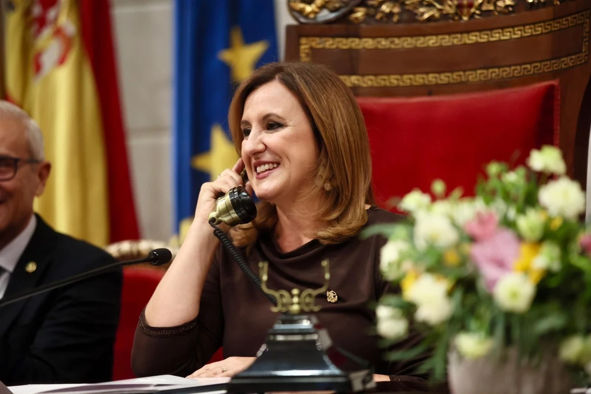 María José Catalá durant la Telefonada de les Falleres Majors de València 2027