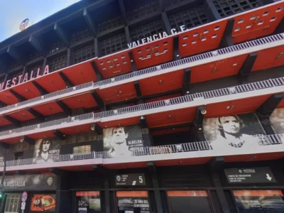 Façana del Camp de Mestalla amb els rètols Mestalla i València CF