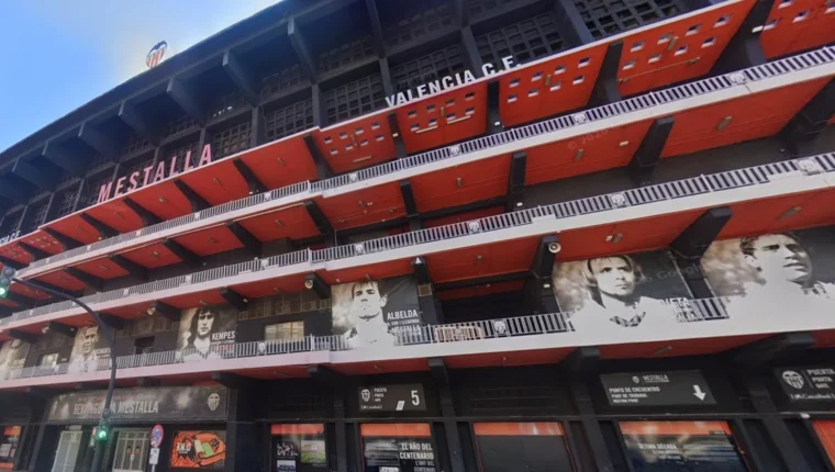 Façana del Camp de Mestalla amb els rètols Mestalla i València CF