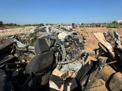 Restes de cotxes afectats per la dana, en una informació sobre indemnitzacions pels vehicles desapareguts en la dana.