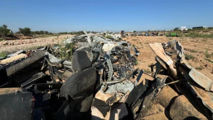 Restes de cotxes afectats per la dana, en una informació sobre indemnitzacions pels vehicles desapareguts en la dana.